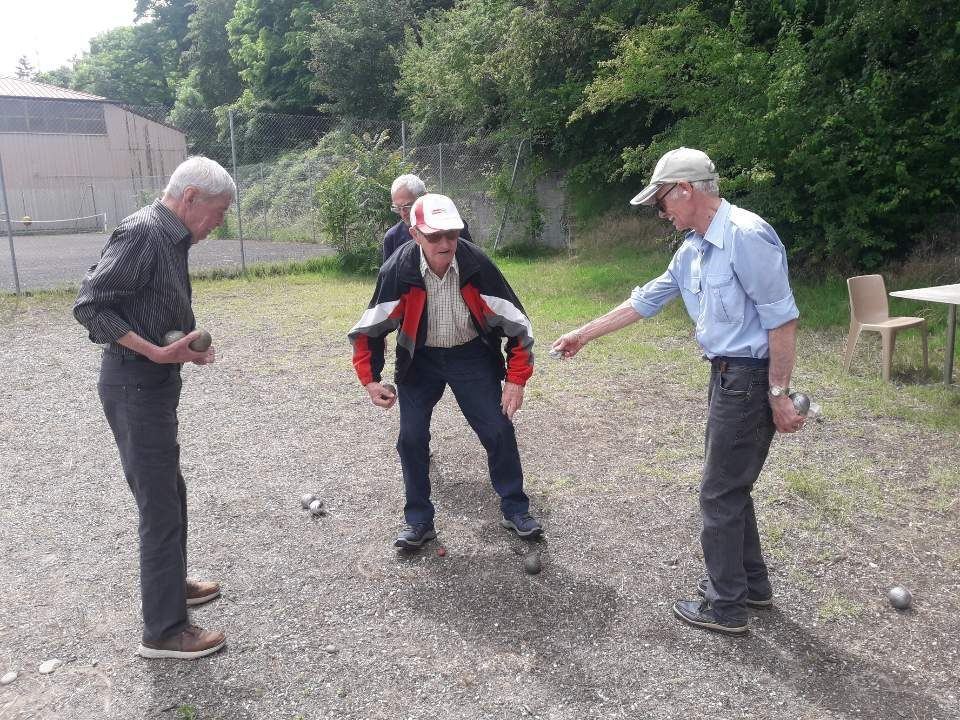 Partie de pétanque entre adhérents