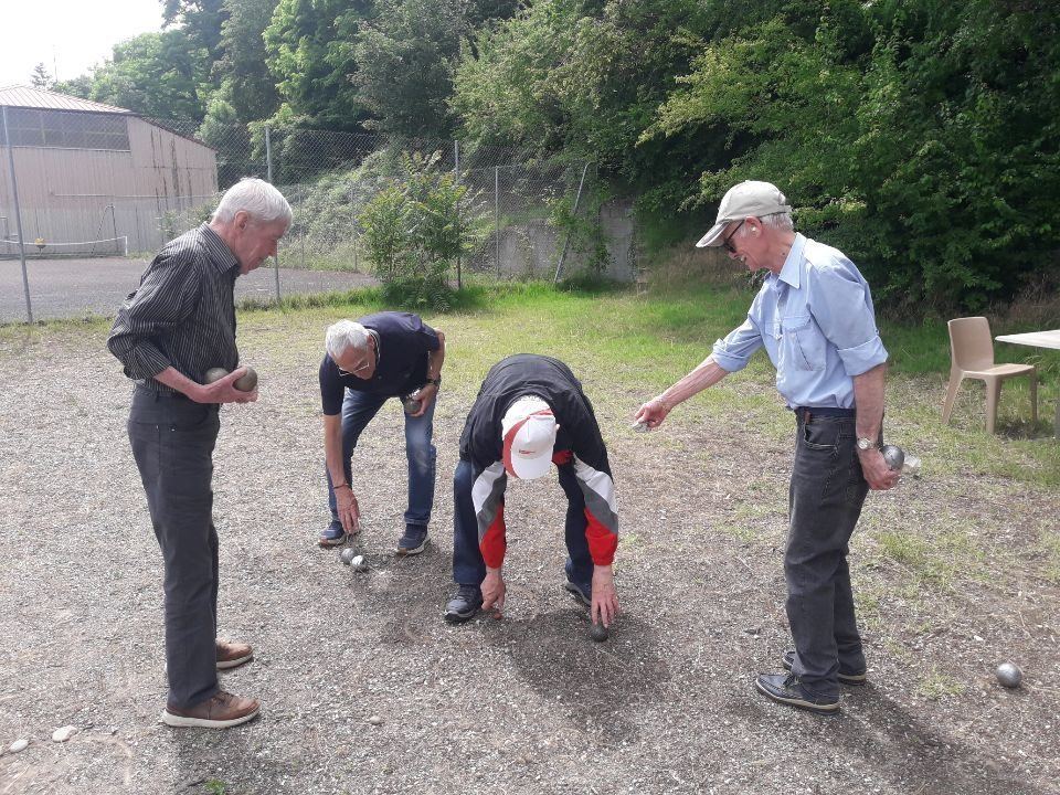 Adhérents jouant à la pétanque